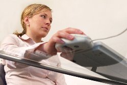 Frau am Schreibtisch  Klick oeffnet Detailbild